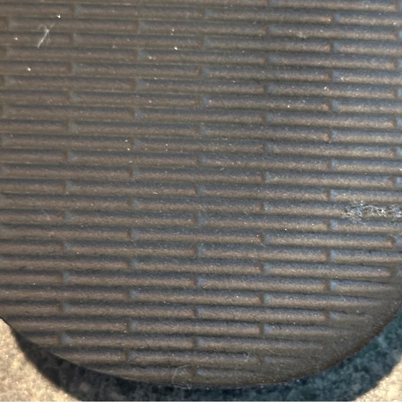 Vera Bradley flip-flops, size 9–10, NWOT. Fanfare pattern, black/yellow. - Picture 3 of 7